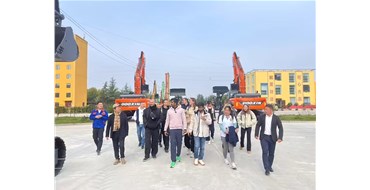 多国组成的采购代表团莅临工厂洽谈业务