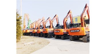 我们应对挖掘机实行定期维护保养