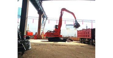 43吨级履带式液压抓钢机交付钢厂码头作业
